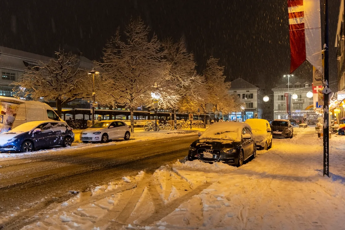 In der Bankstrasse fügt sich die Weihnachtsbeleuchtung harmonisch in die Umgebung ein. Die Weihnachtsbeleuchtung in Uster erhellt wieder die Winternächte.